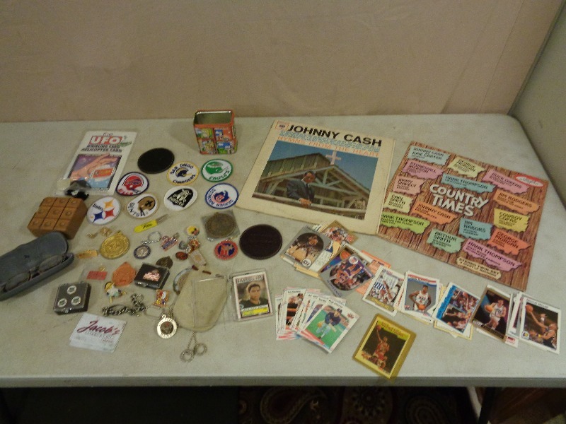 lot 56 image: Sports Cards, Records, Pins, and Other Collectibles