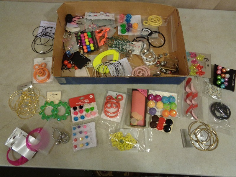 lot 60 image: Lots of New Earrings