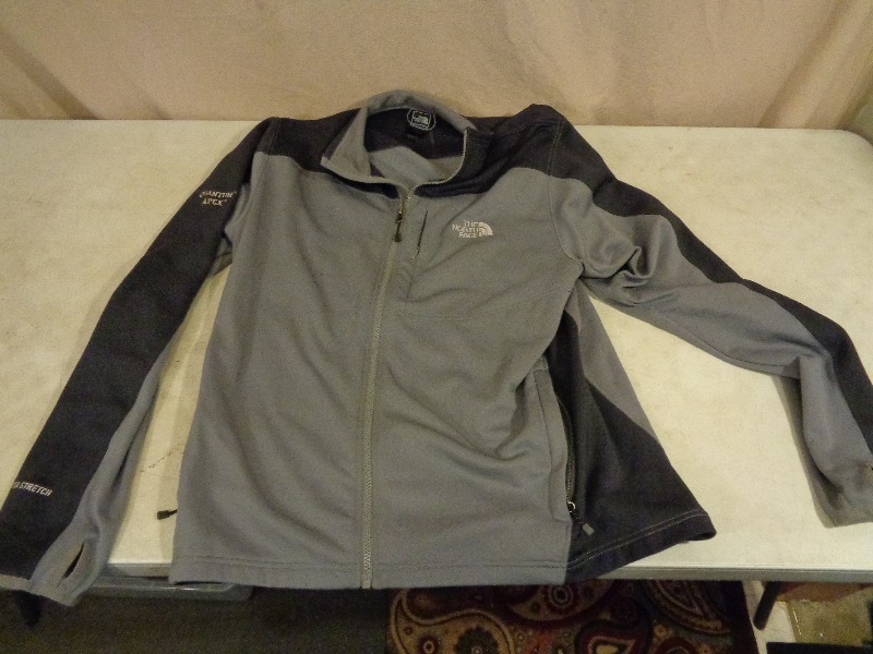 lot 76 image: XL The NorthFace Jacket