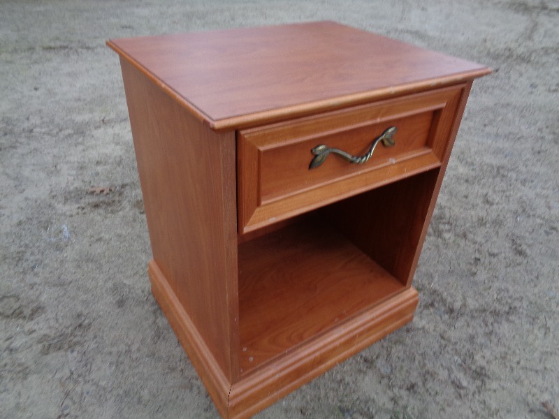 lot 26 image: Night Stand