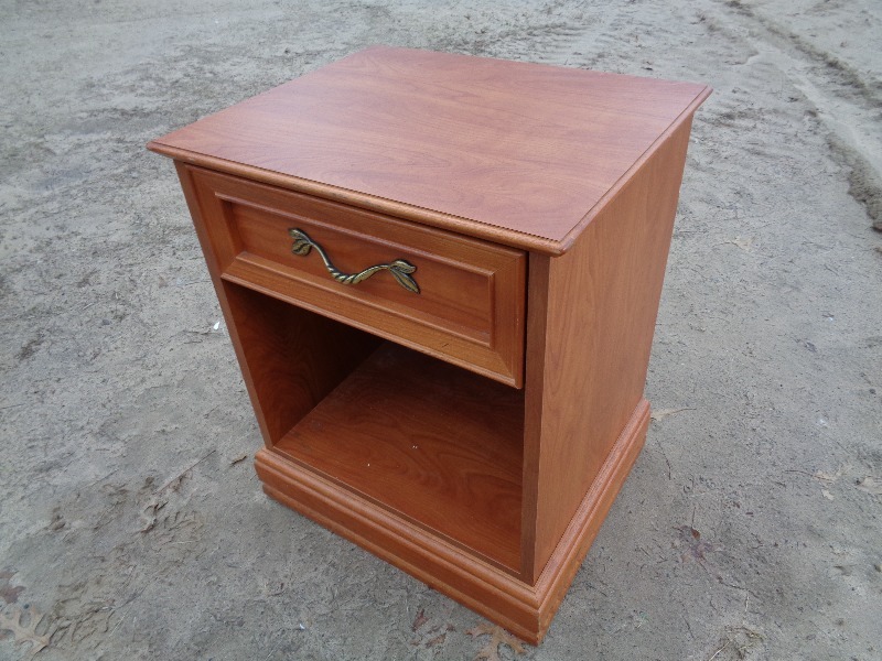 lot 27 image: Night Stand