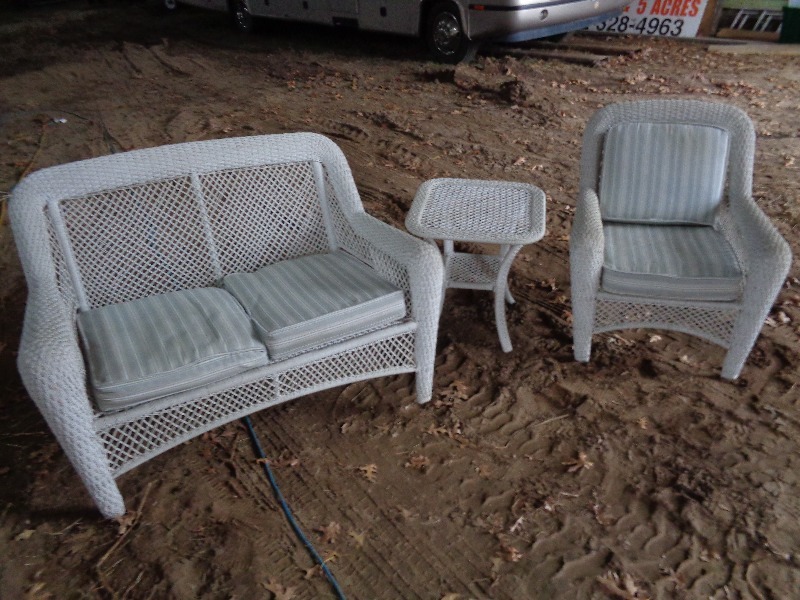 lot 33 image: Wicker Lawn Furniture
