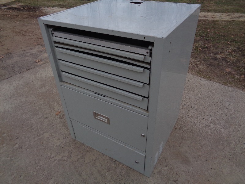 lot 14 image: Tool Cabinet