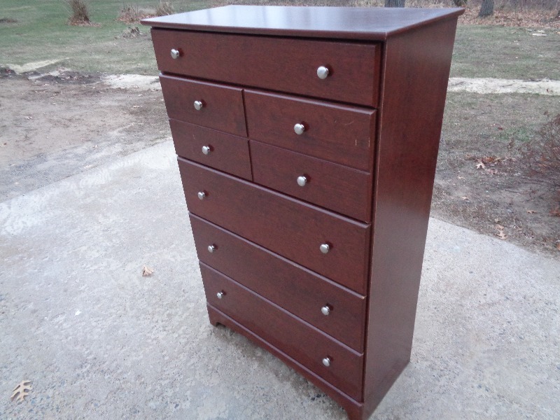 lot 31 image: Tall 5 Drawer Dresser