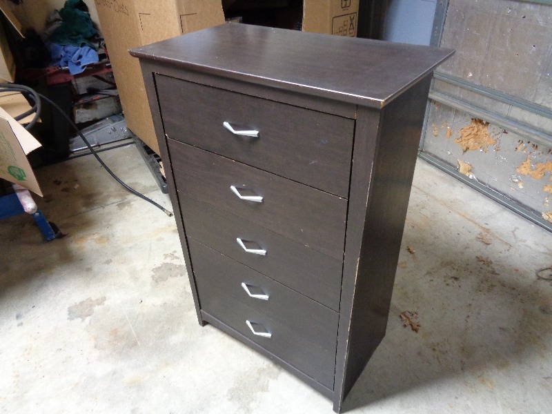 lot 32 image: 5 Drawer Dresser