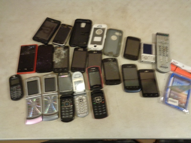 lot 141 image: Cellphones, Digital Camera, and Cases