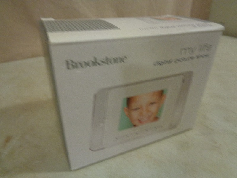lot 142 image: New Brookstone My Life Digital Picture Show