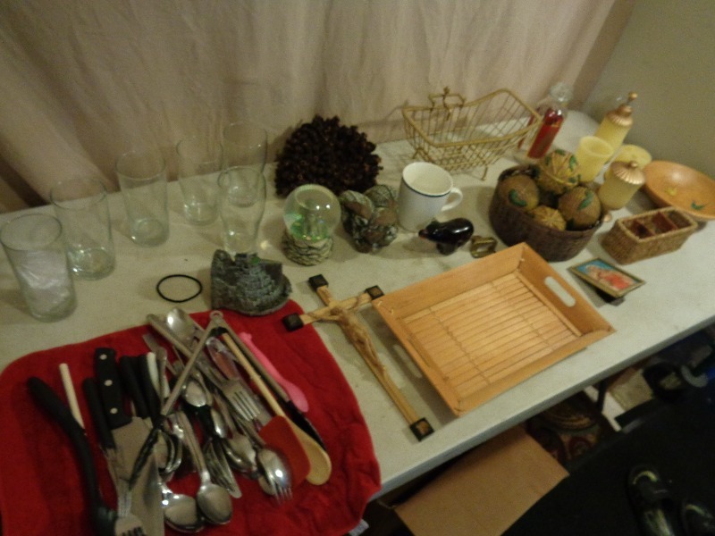 lot 185 image: Cute Metal Bathtub Basket, Decor, and More