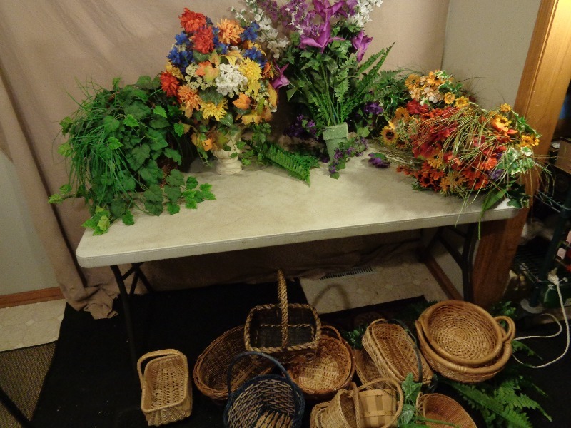 lot 189 image: Baskets and Flower Arrangments