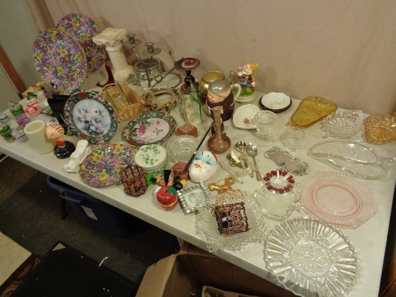 lot 217 image: Dog Decor, Plates, and More