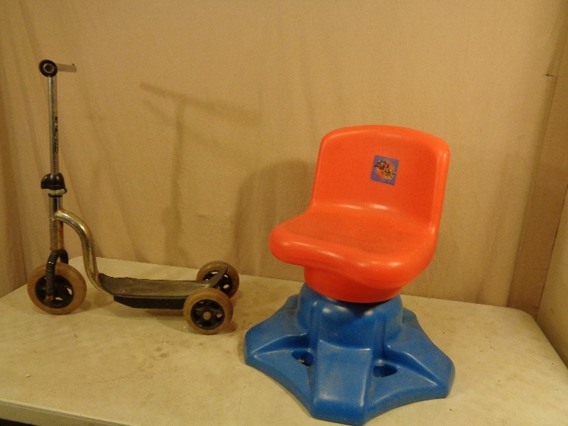 lot 226 image: Kids Chair and 3 Wheeler Scooter