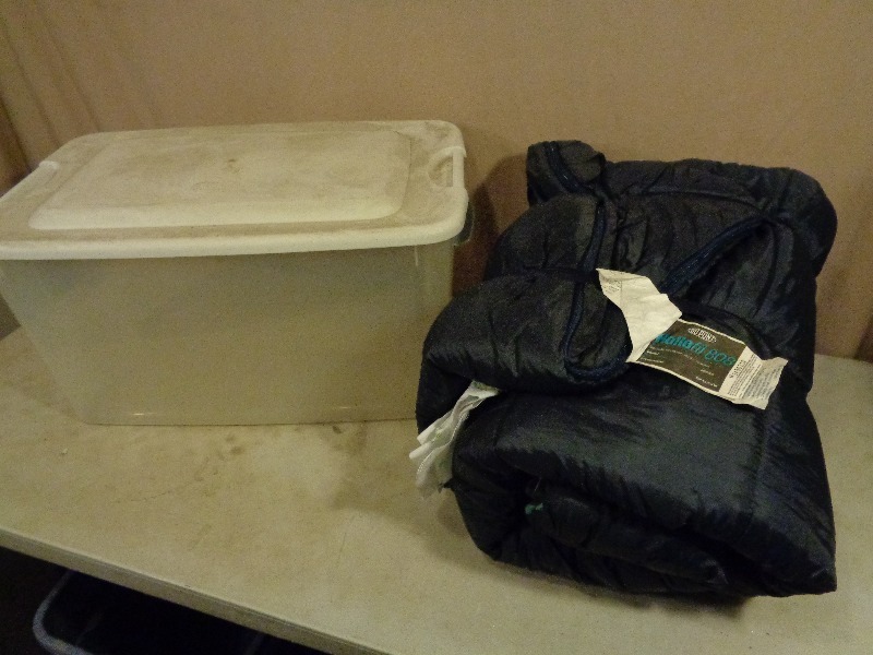 lot 121 image: Tote with Lid and Sleeping Bag