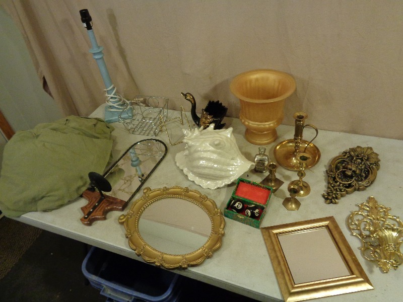 lot 227 image: Full Sheet Set, Decor, and More