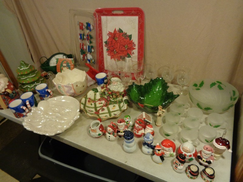 lot 230 image: Christmas Items