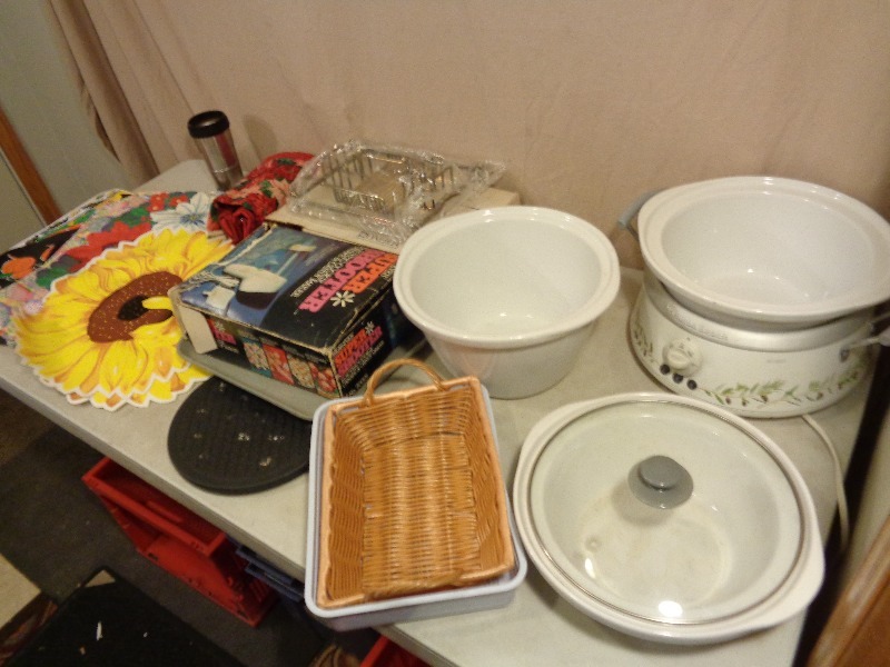 lot 234 image: Very Neat Hamilton Beach Crockpot and More