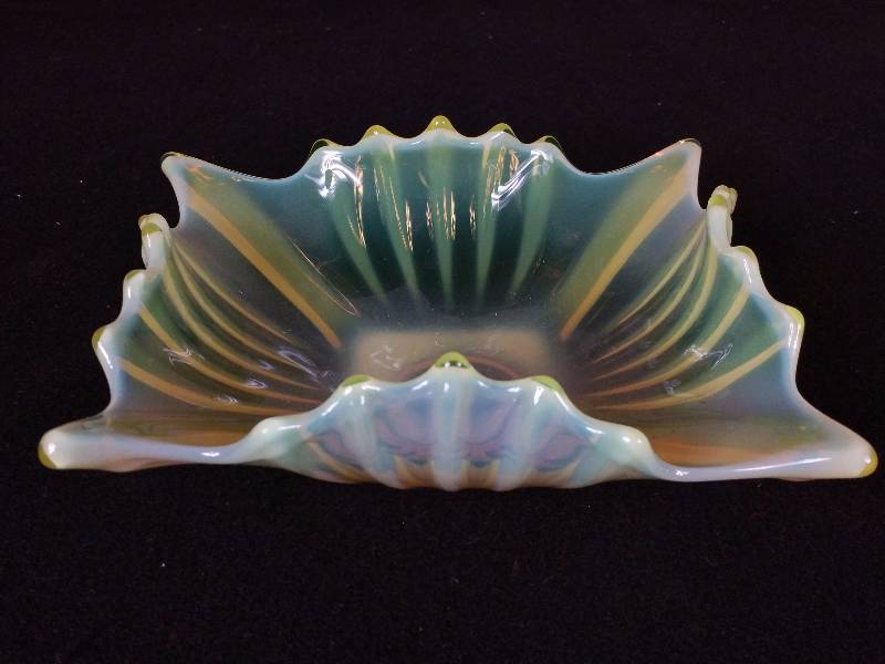lot 20 image: Vaseline Opalescent Art Glass Dish  Ash Tray