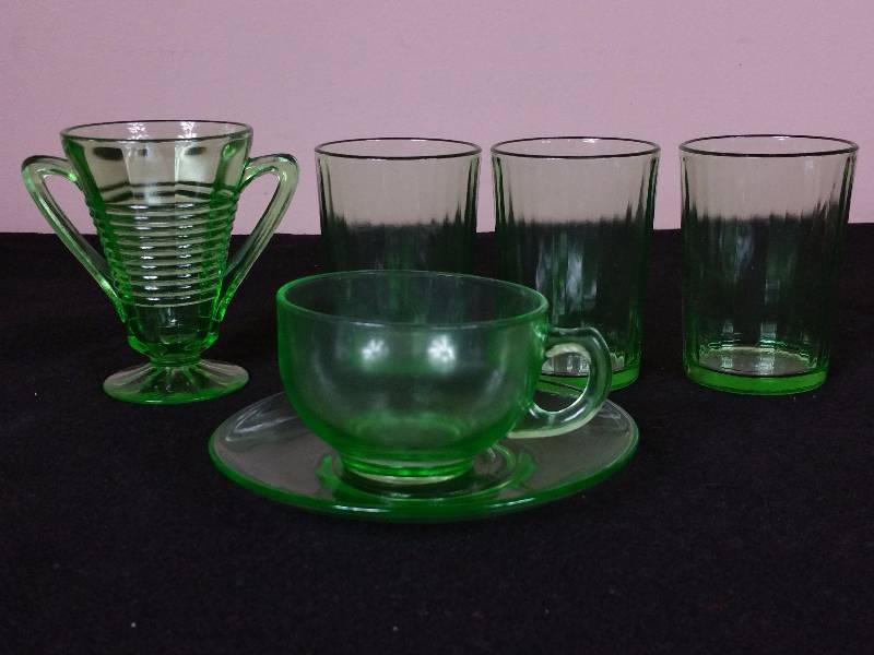 lot 29 image: Group of Green Depression Era Glassware