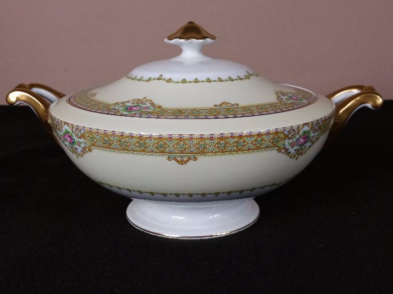 lot 34 image: Beautiful Meito China Annette Pattern Vegetable Dish