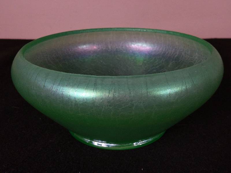 lot 36 image: Iridescent Green  Mint Crackle Glass Bowl
