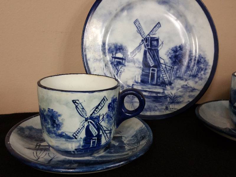 lot 39 image: Rare M. Brown 1912 Handpainted Flow Blue Cups & Saucers
