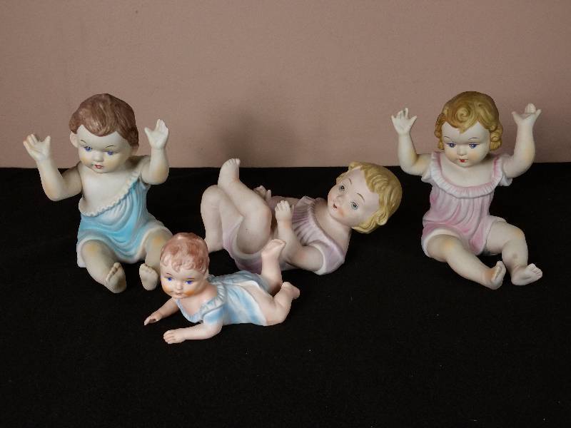 lot 45 image: Antique Porcelain Piano Babies