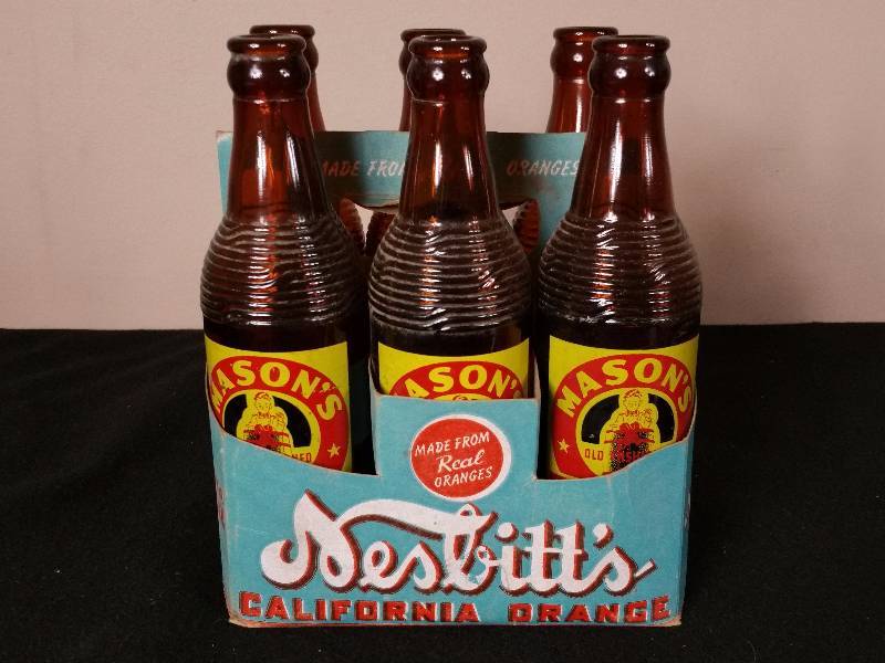 lot 46 image: Vintage Masons Root Beer 6-Pack in a Nesbitts Holder