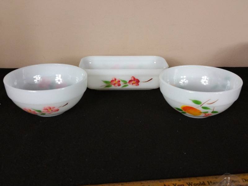 lot 49 image: Handpainted Fire King Oven Ware