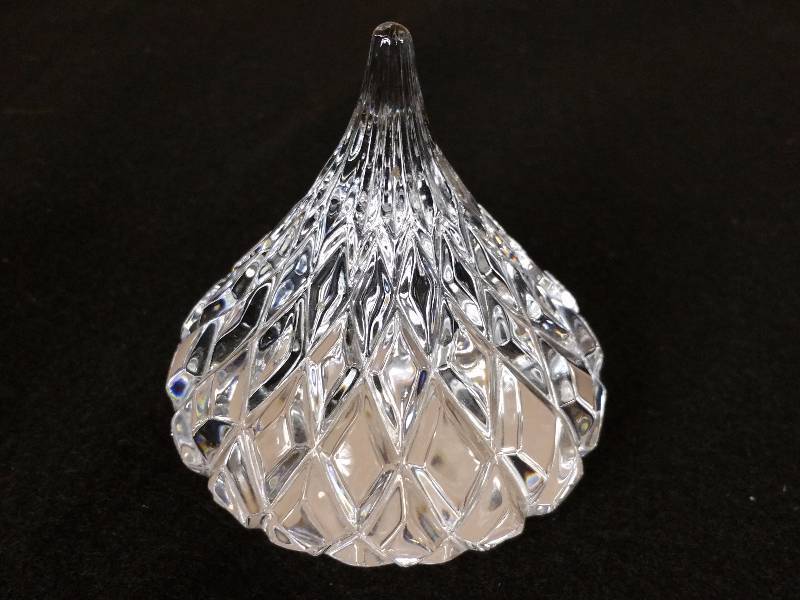 lot 55 image: Stunning Crystal Hersheys Kiss Paperweight
