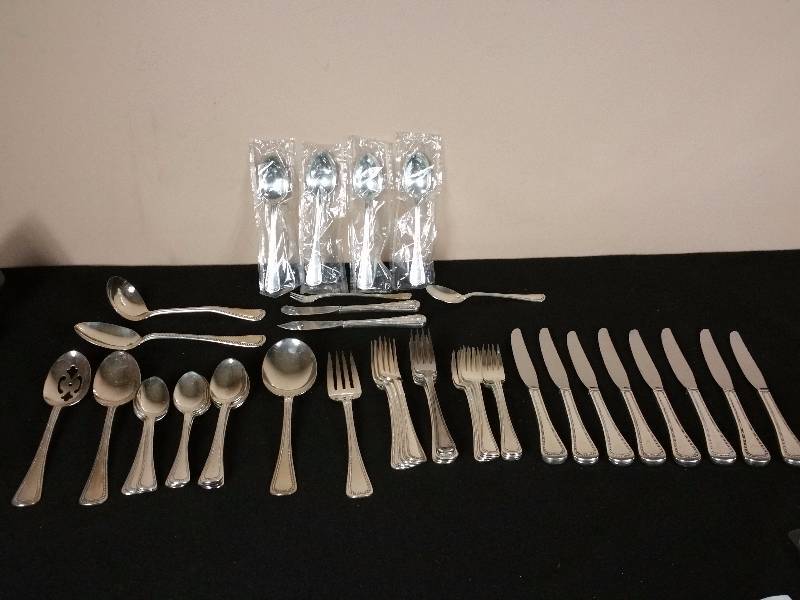 lot 78 image: 51 Piece Community Silverware Flatware Set