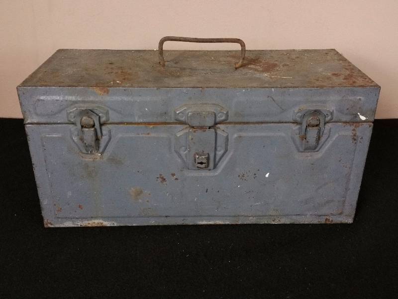 lot 86 image: Vintage Tool Box w Tools