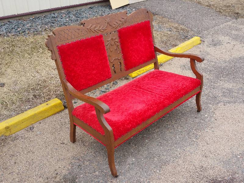 lot 8 image: Antique Victorian Setee in Red Velvet Upholstery