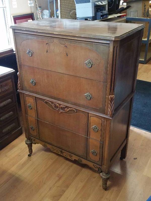 lot 3 image: Antique 4 Drawer Chest of Drawers