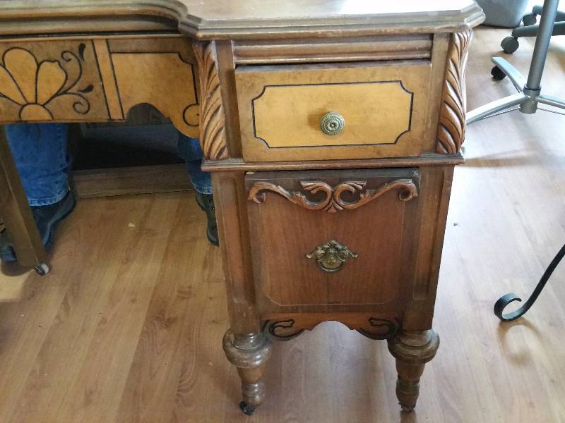 lot 4 image: Antique Vanity