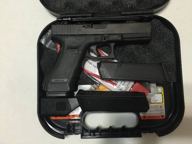 lot 2 image: Glock 22 Gen 4 Semi-auto .40 Cal Pistol