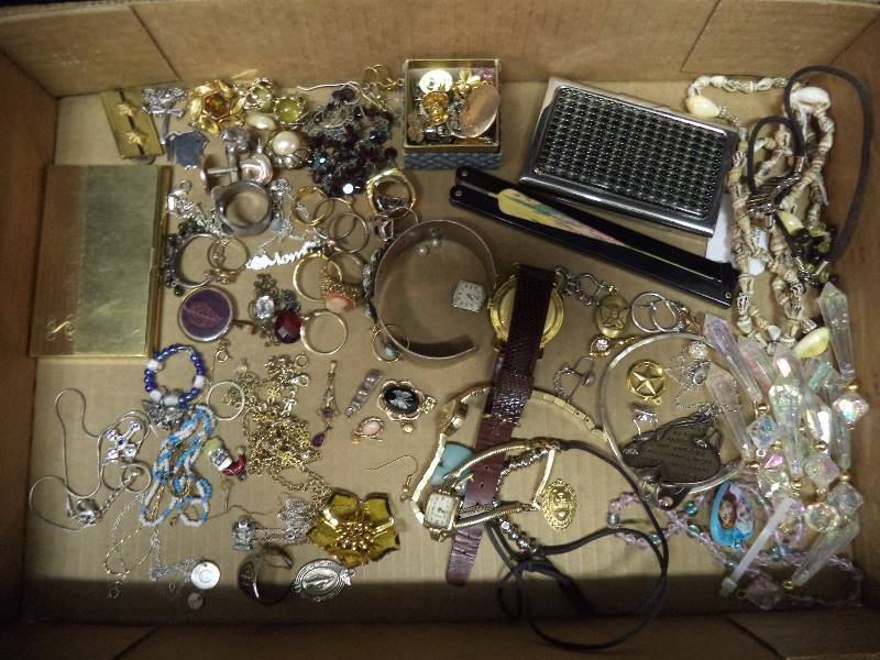 lot 13 image: Lot - Misc Jewelry
