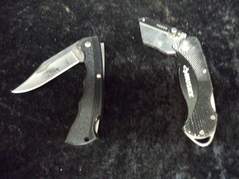 lot 14 image: Lot - Knife & Box Cutter