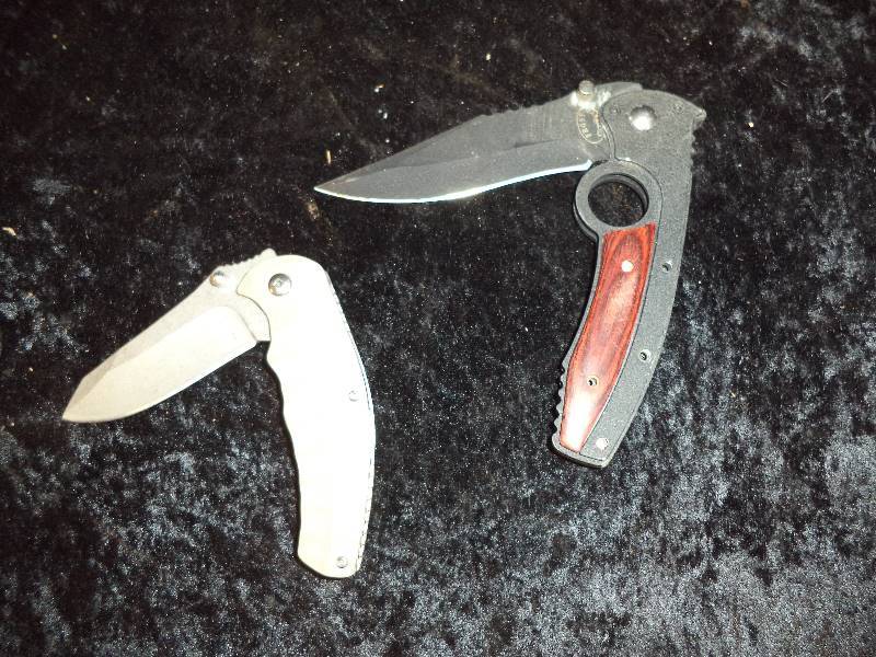 lot 15 image: Pair - Knives