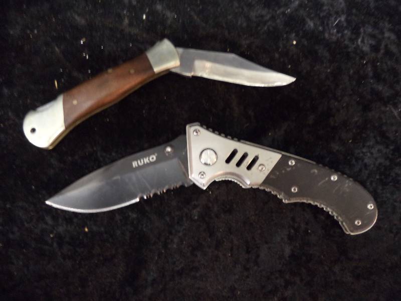 lot 16 image: Pair - Knives
