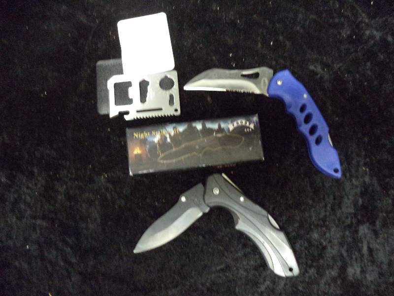 lot 17 image: Pair - Knives