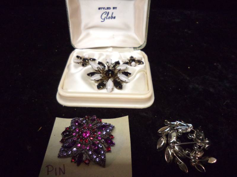 lot 18 image: Lot - Vintage Jewelry
