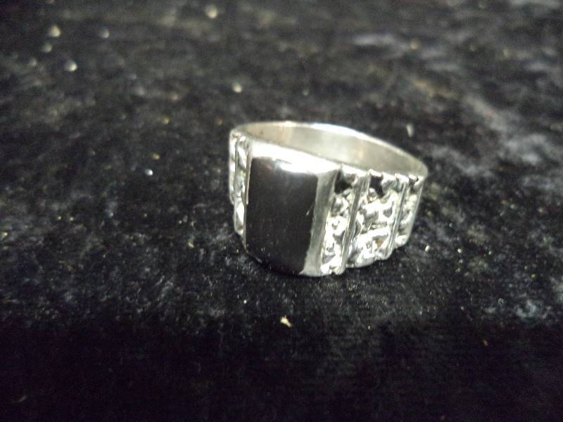 lot 20 image: Mens Sterling Onyx Ring,  Size 11
