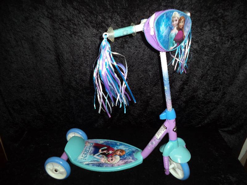 lot 23 image: HUFFY 3-Wheel Scooter - Frozen. NEW