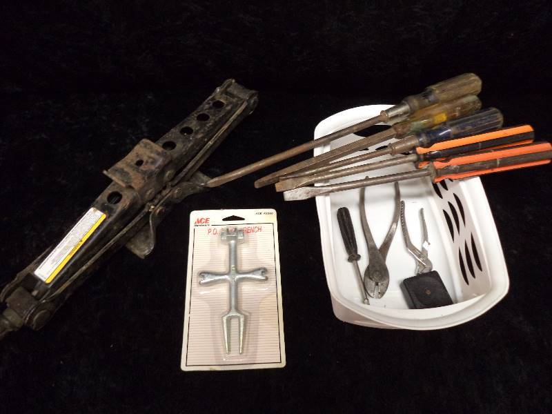 lot 42 image: Lot - Misc Handtools & Jack