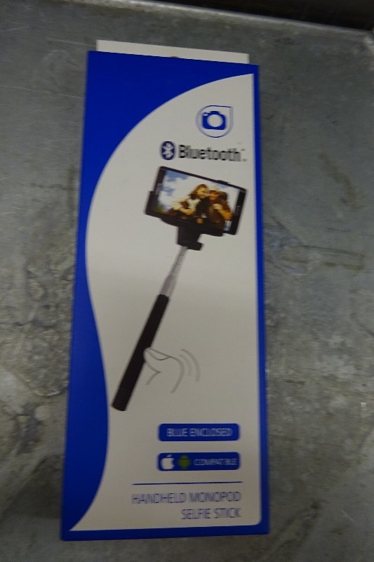 lot 39 image: Selfie Stick