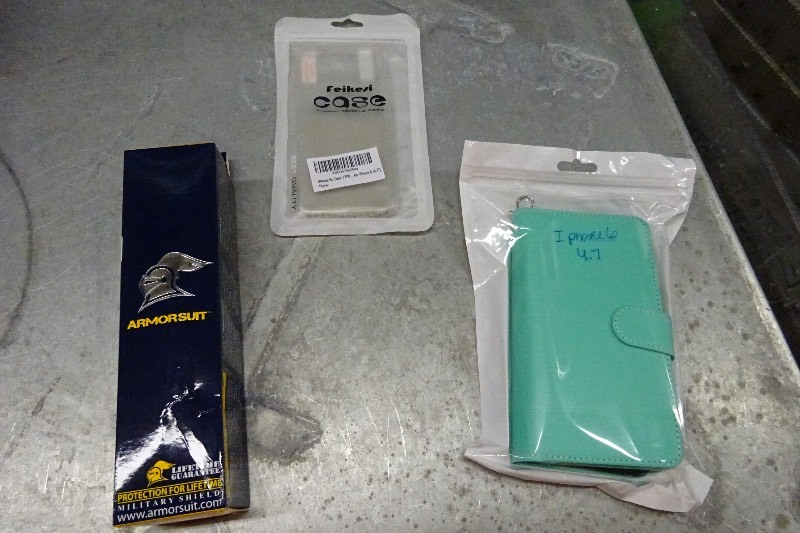 lot 99 image: IPhone 6 4.7 cases (2) and screen protector