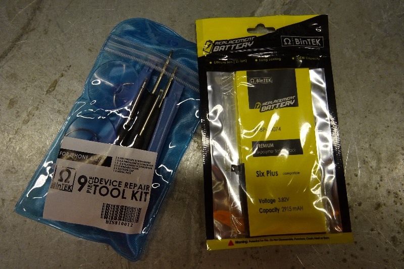 lot 102 image: IPhone 6 plus replacement battery and tools