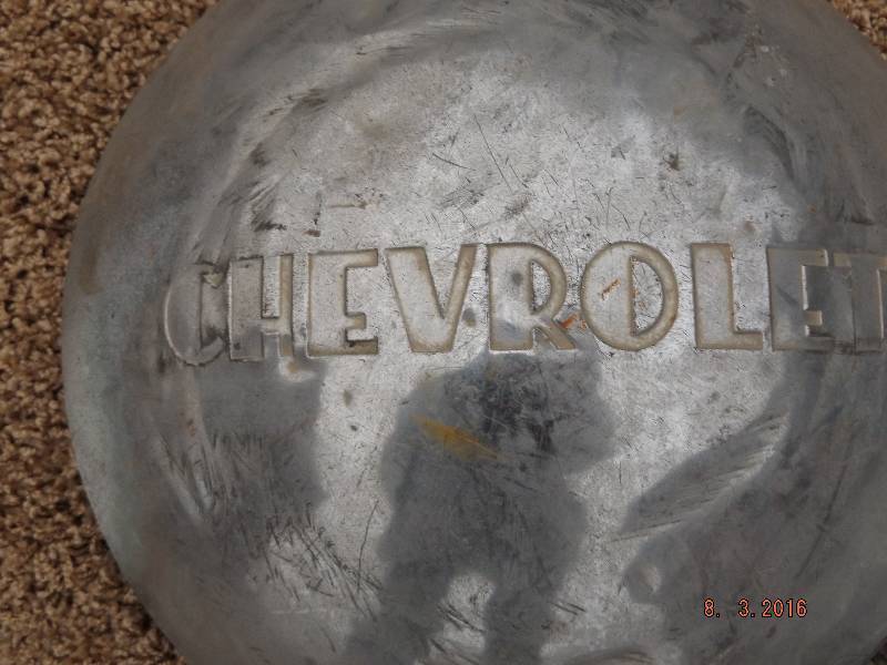 lot 7 image: 2 Vintage Chevy Hubcaps