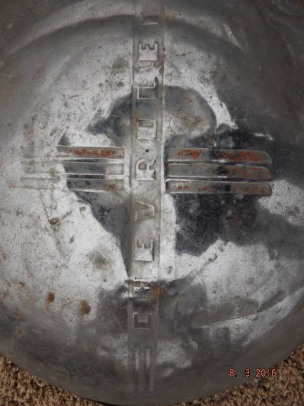 lot 8 image: 2 Vintage Chevy Hubcaps