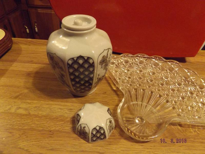 lot 93 image: Misc Glassware