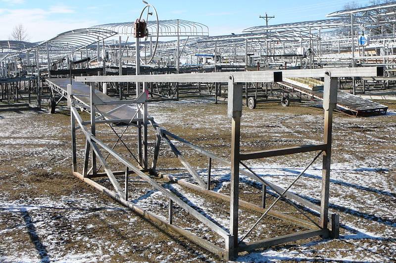 lot 2 image: Hewitt Aluminum Under Deck Pontoon Lift